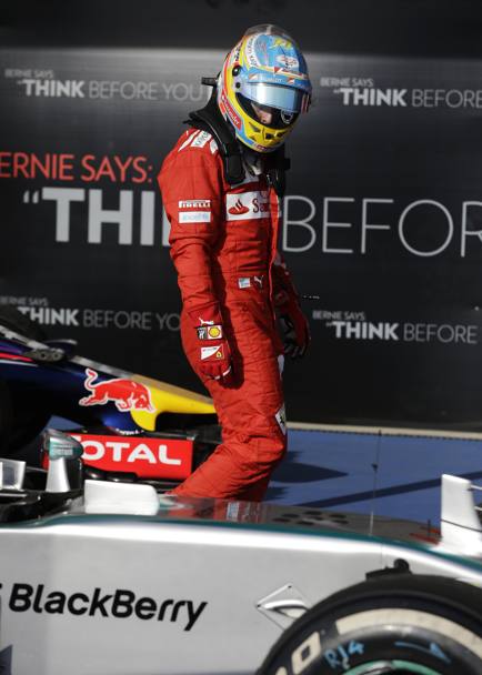 Alonso guarda la Mercedes: vorrebbe davvero poterla guidare lui quella macchina.... Ap